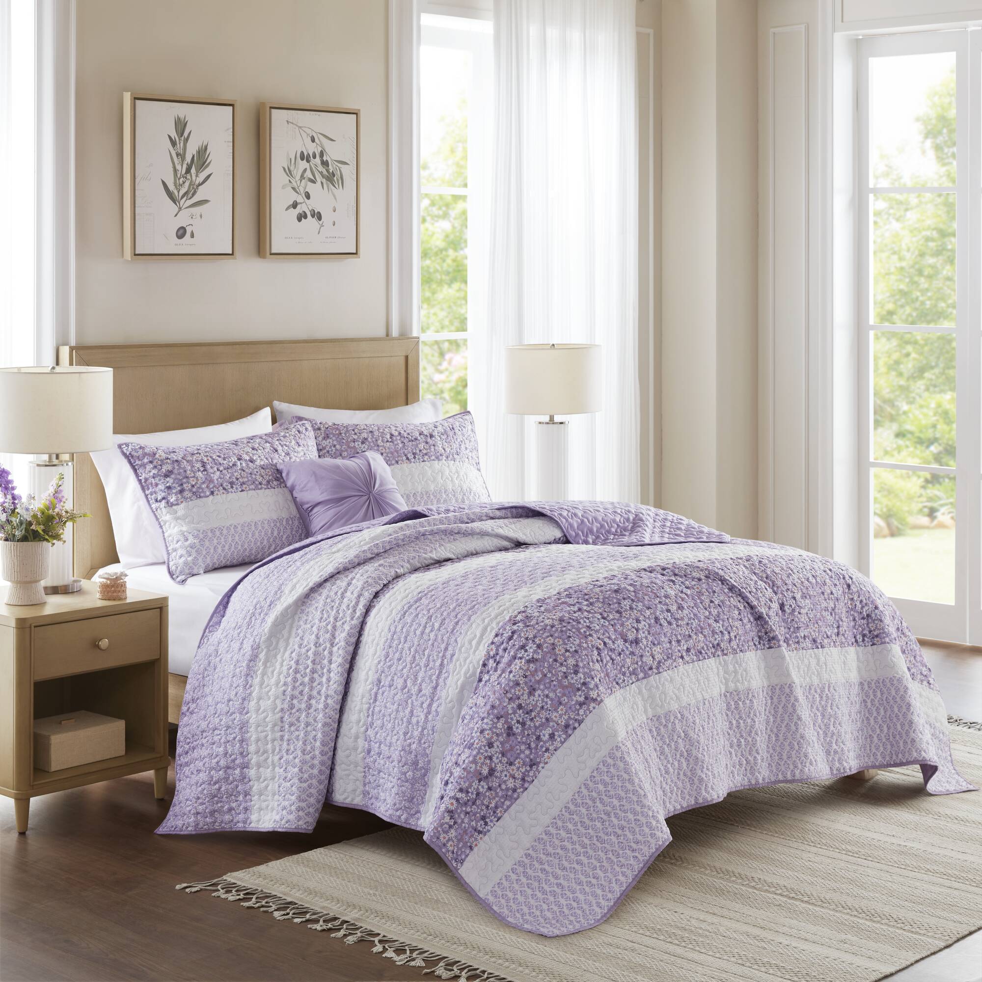 Caralie 4 Piece Seersucker Quilt Set with Throw Pillow
