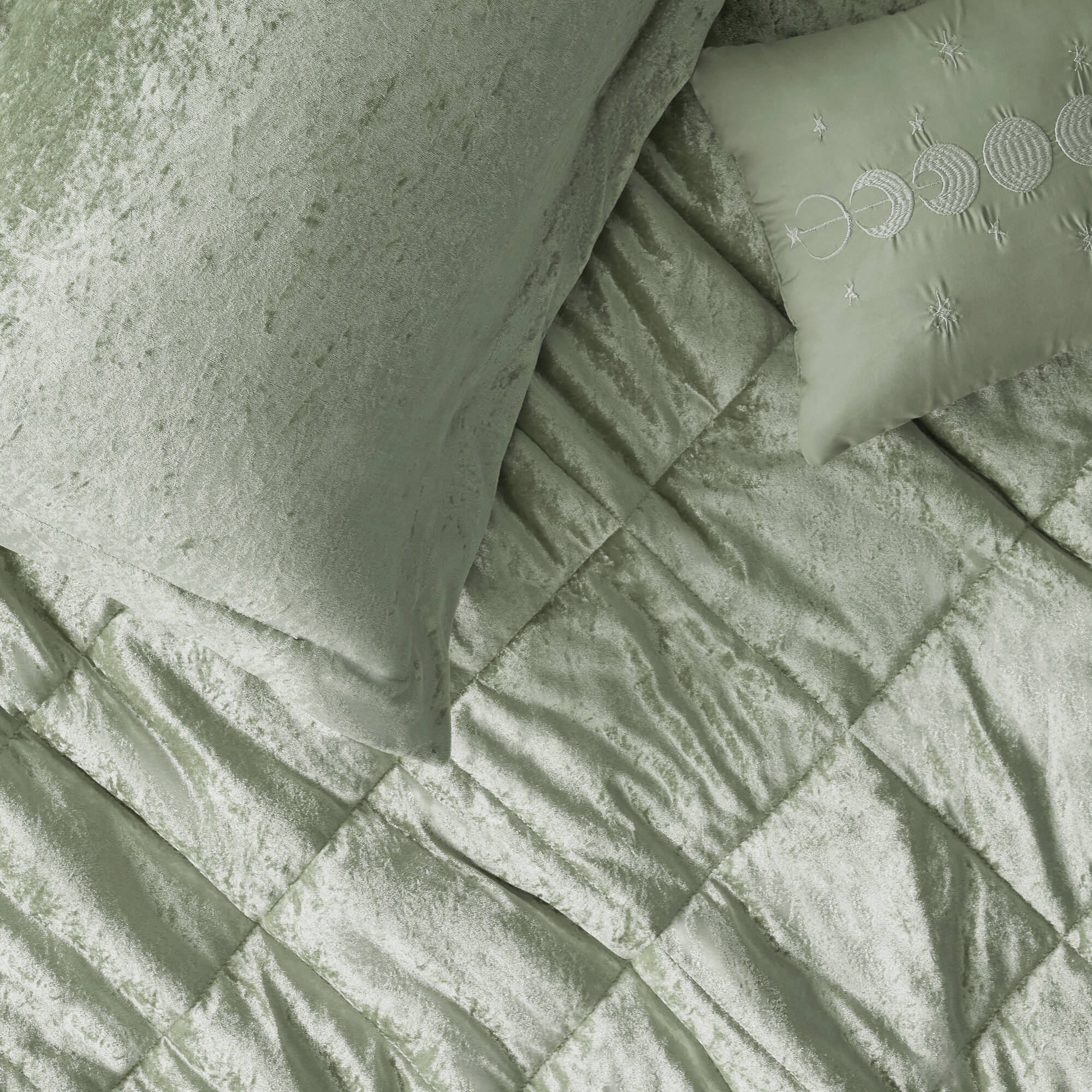 Felicia Velvet Duvet Cover Set with Throw Pillow