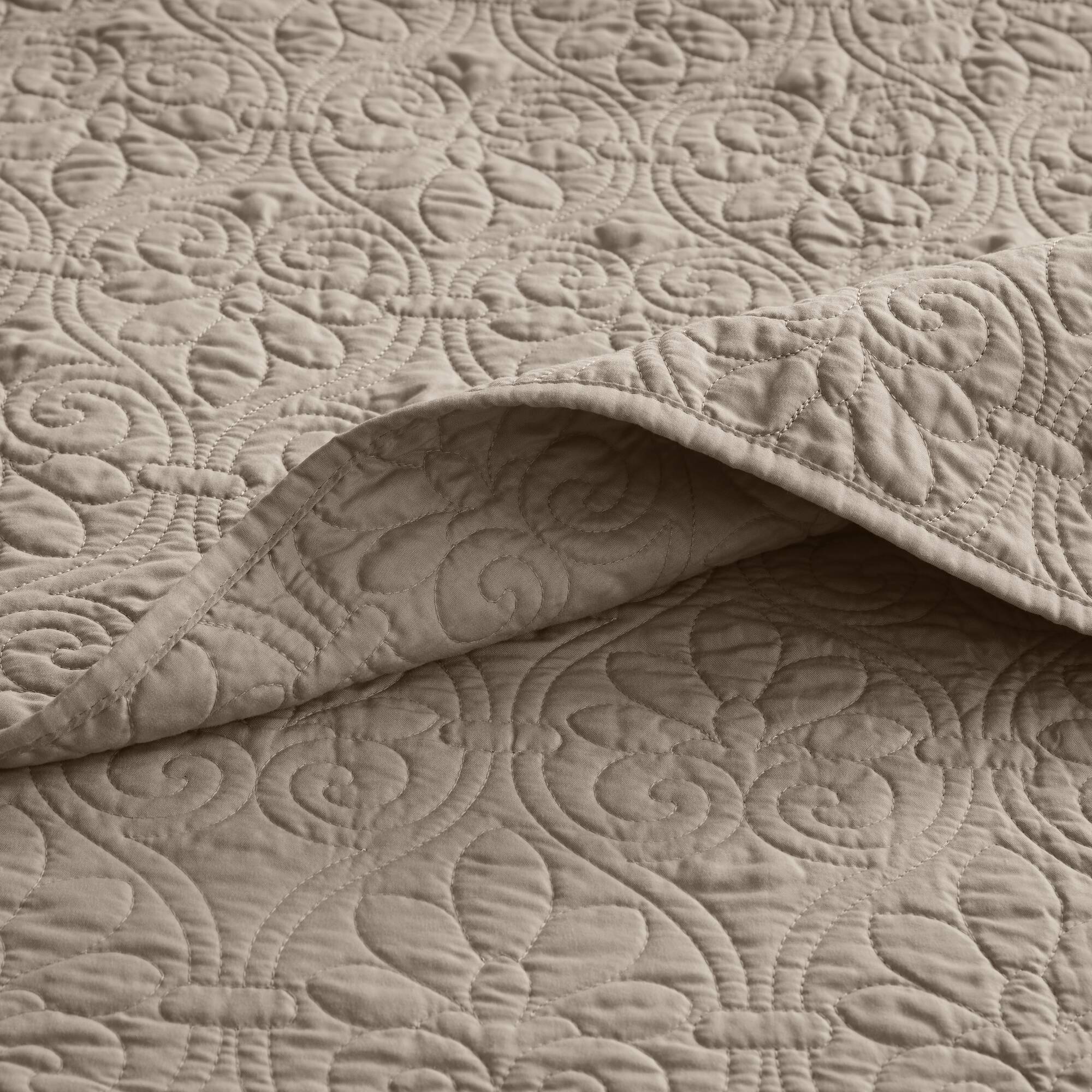 Quebec Reversible Bedspread Set