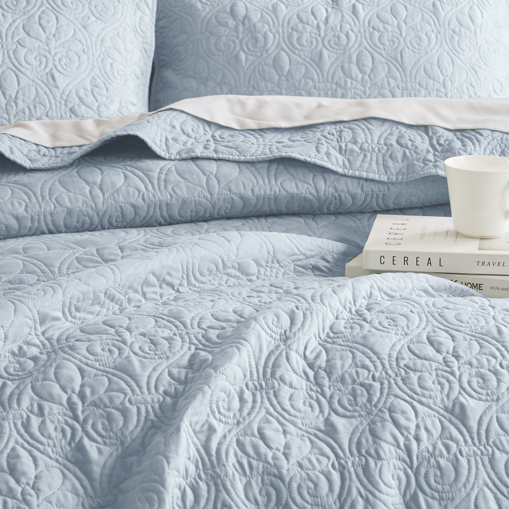 Quebec Reversible Quilt Set