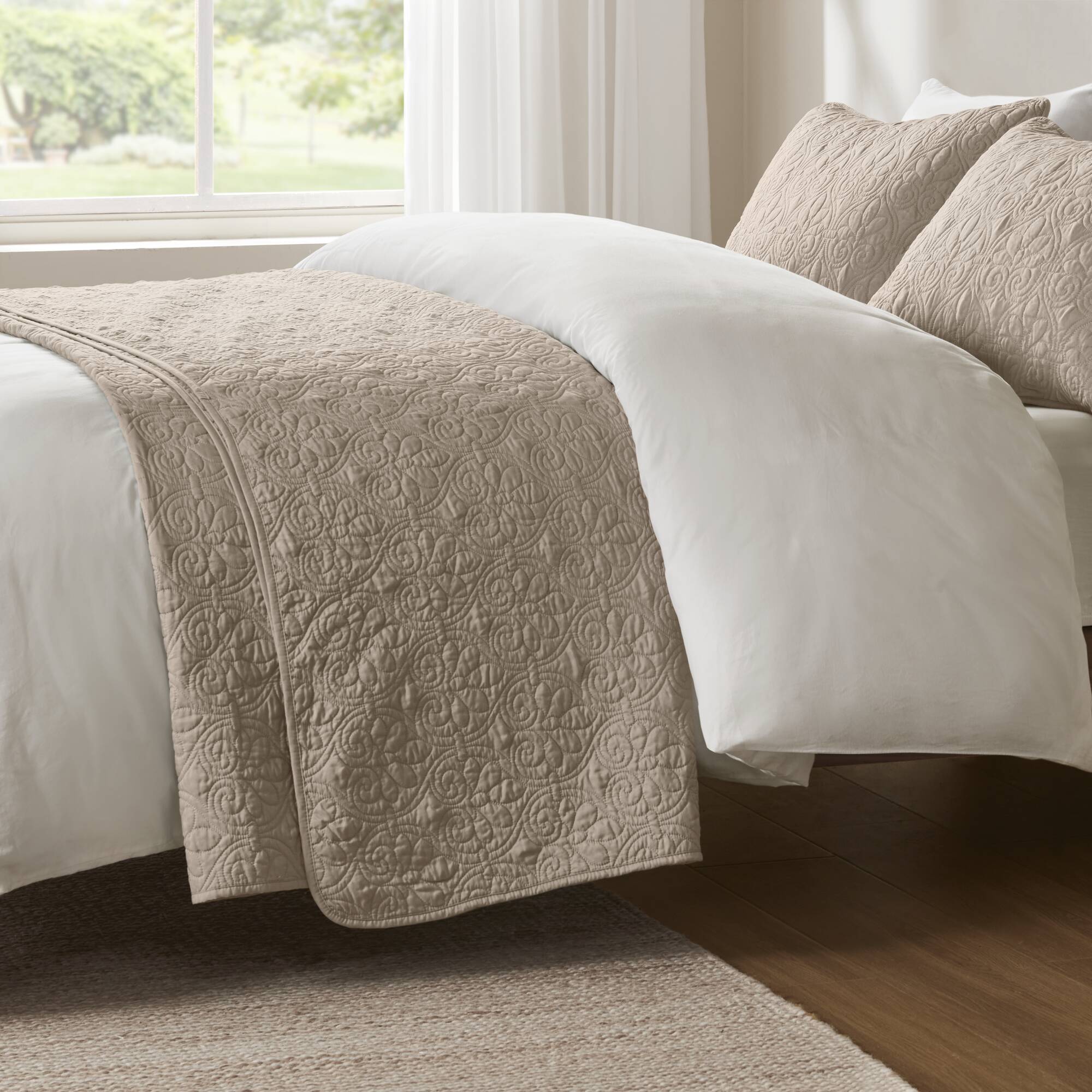 Quebec Reversible Quilt Set