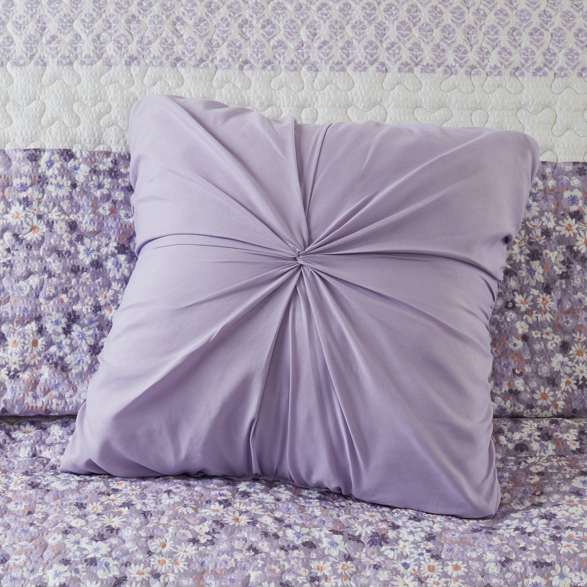Caralie 4 Piece Seersucker Quilt Set with Throw Pillow