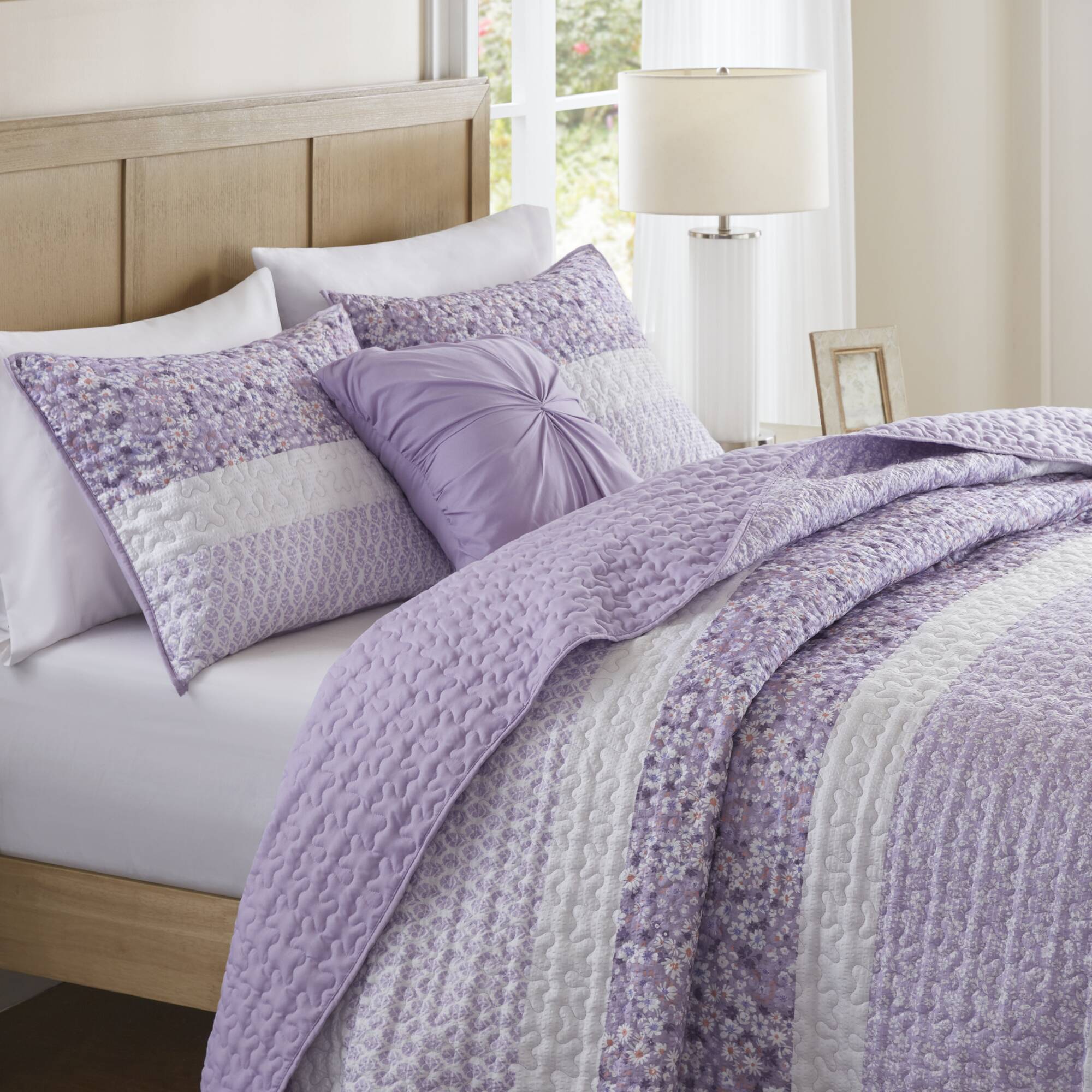 Caralie 4 Piece Seersucker Quilt Set with Throw Pillow
