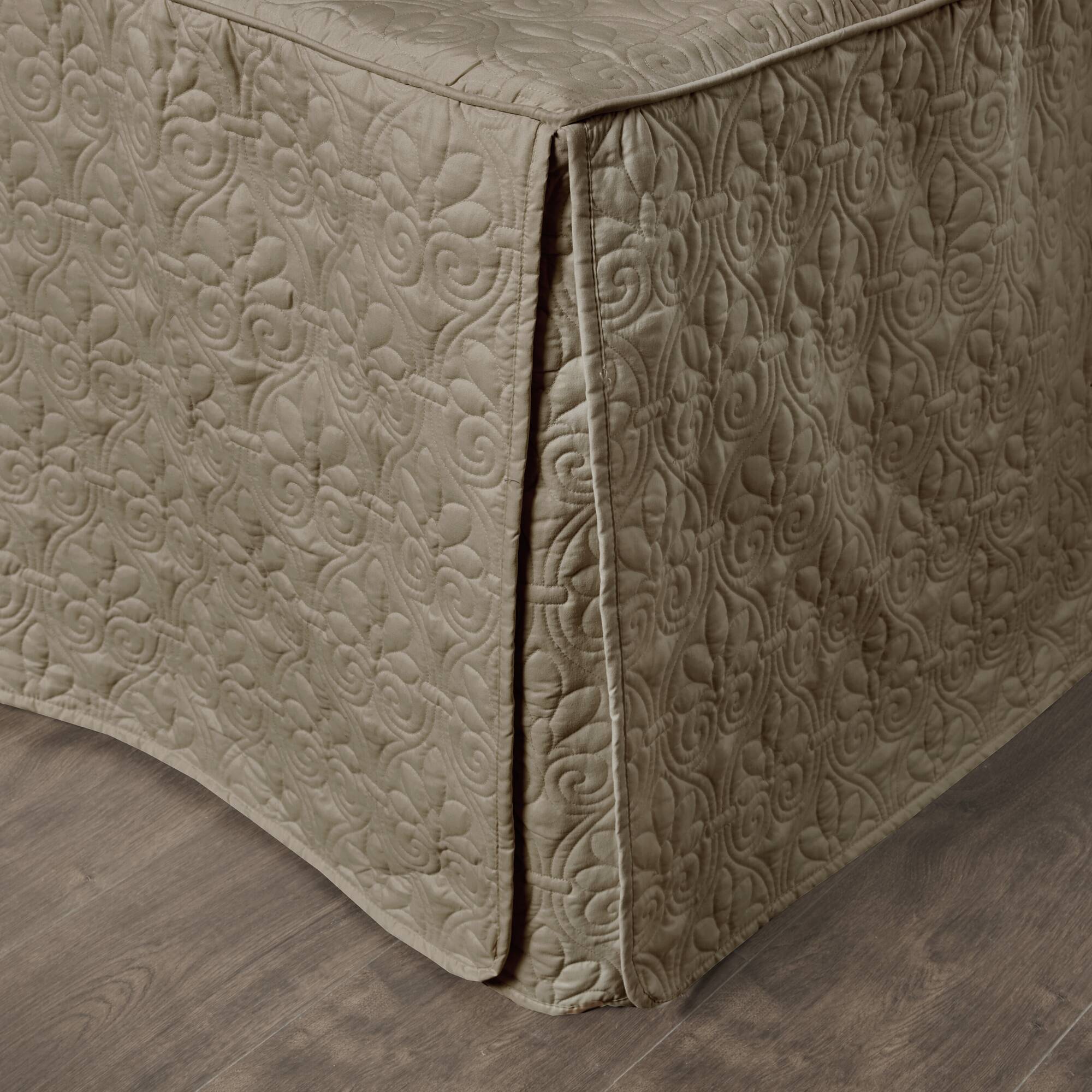 Quebec 3 Piece Split Corner Pleated Quilted Bedspread