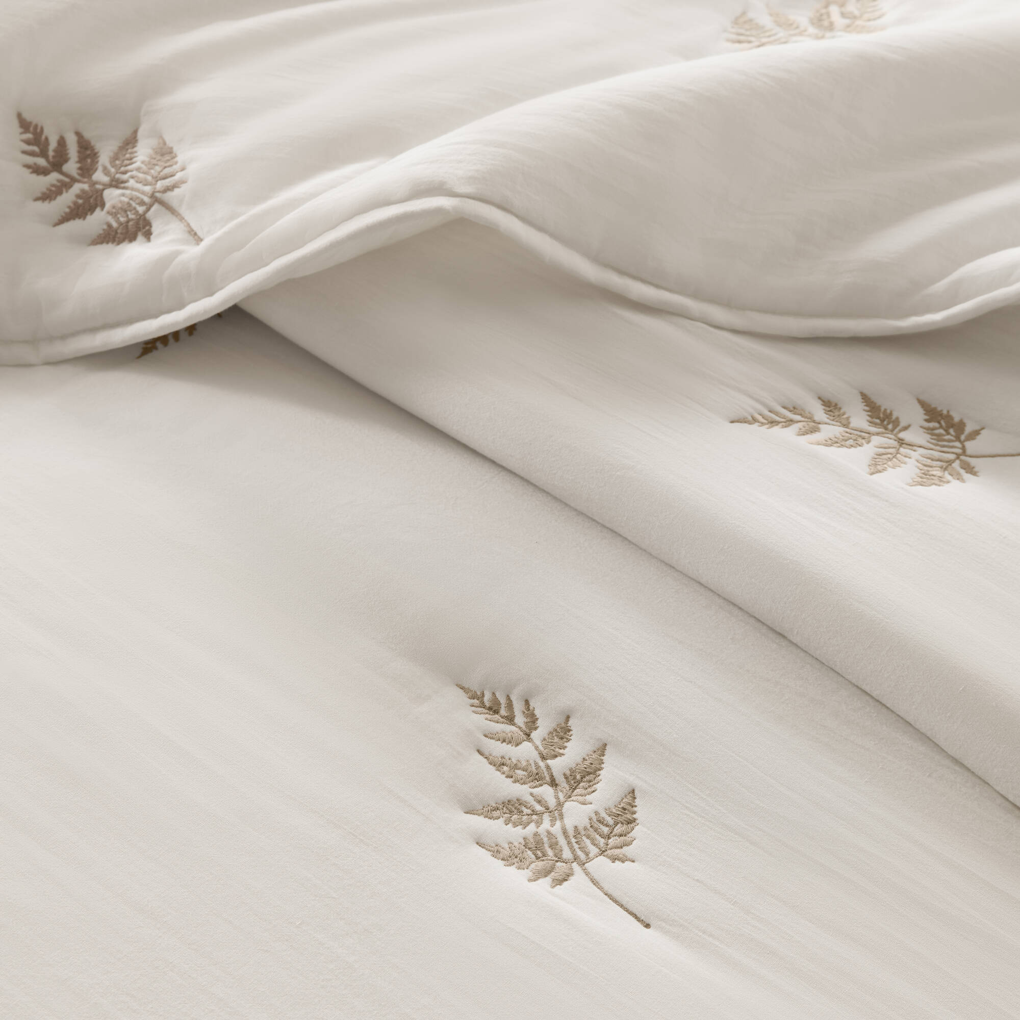 Willow Embroidered Botanical 100% Cotton Lightweight 3 Piece Quilt Set
