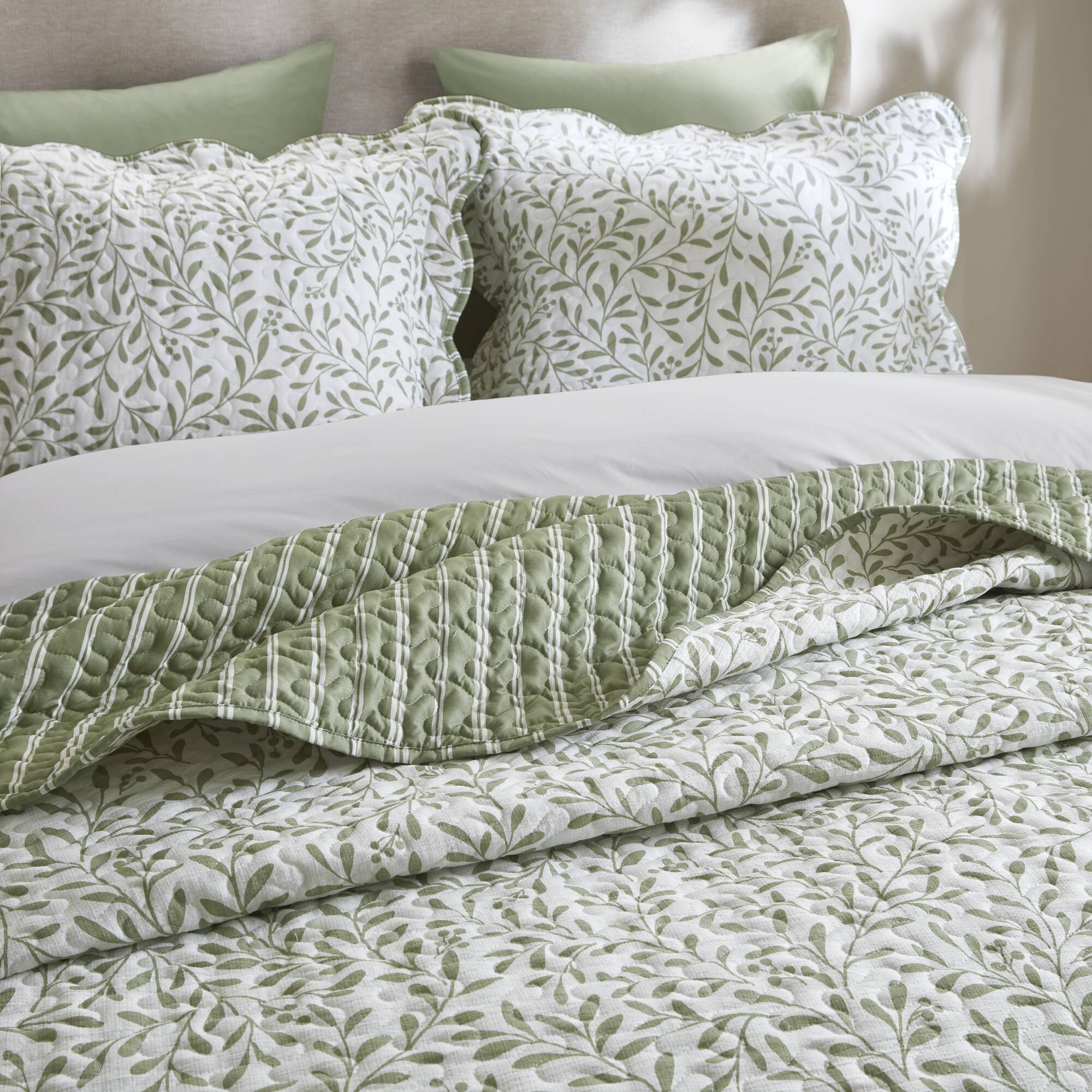 Darcy 3 Piece Print Quilt Set