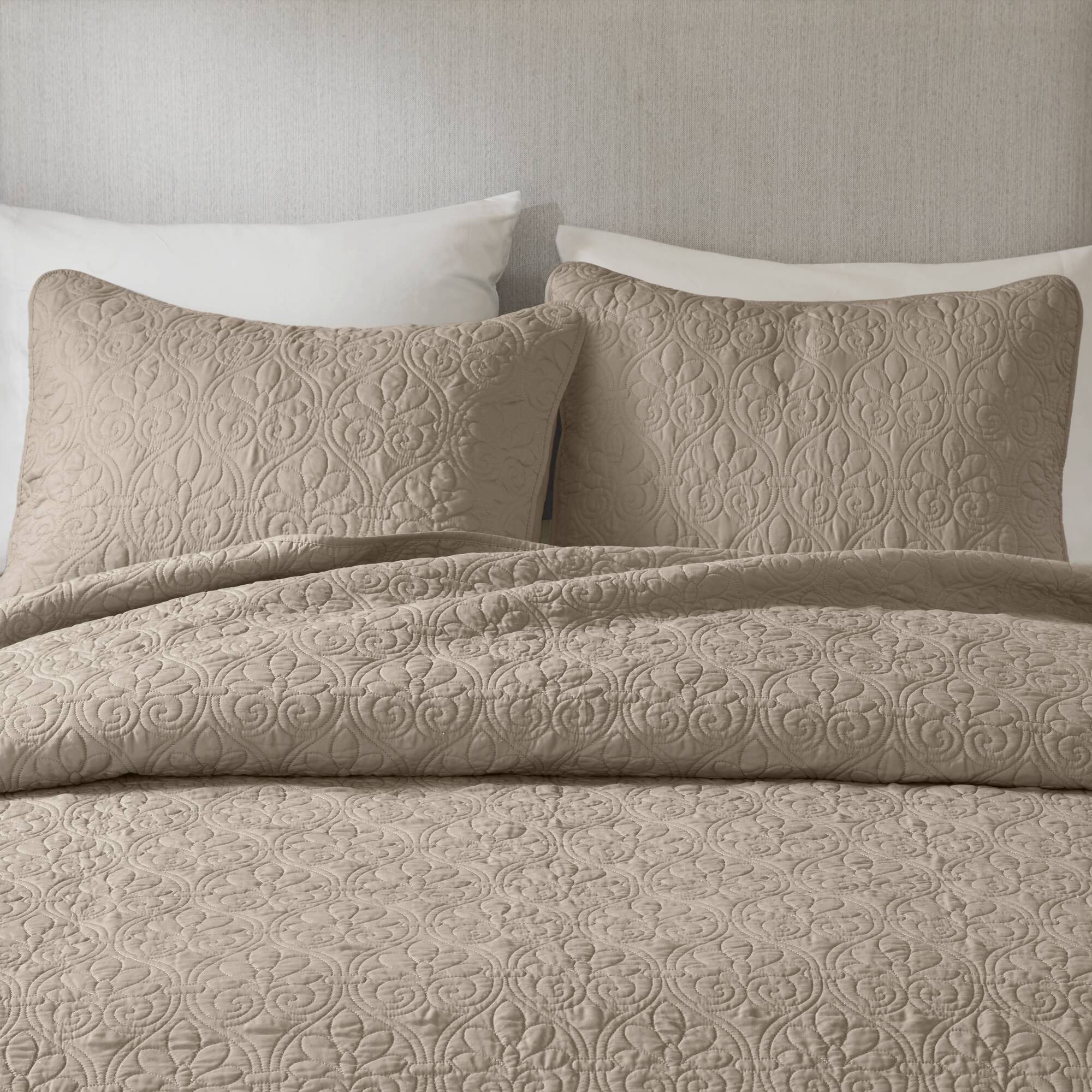 Quebec Reversible Quilt Set