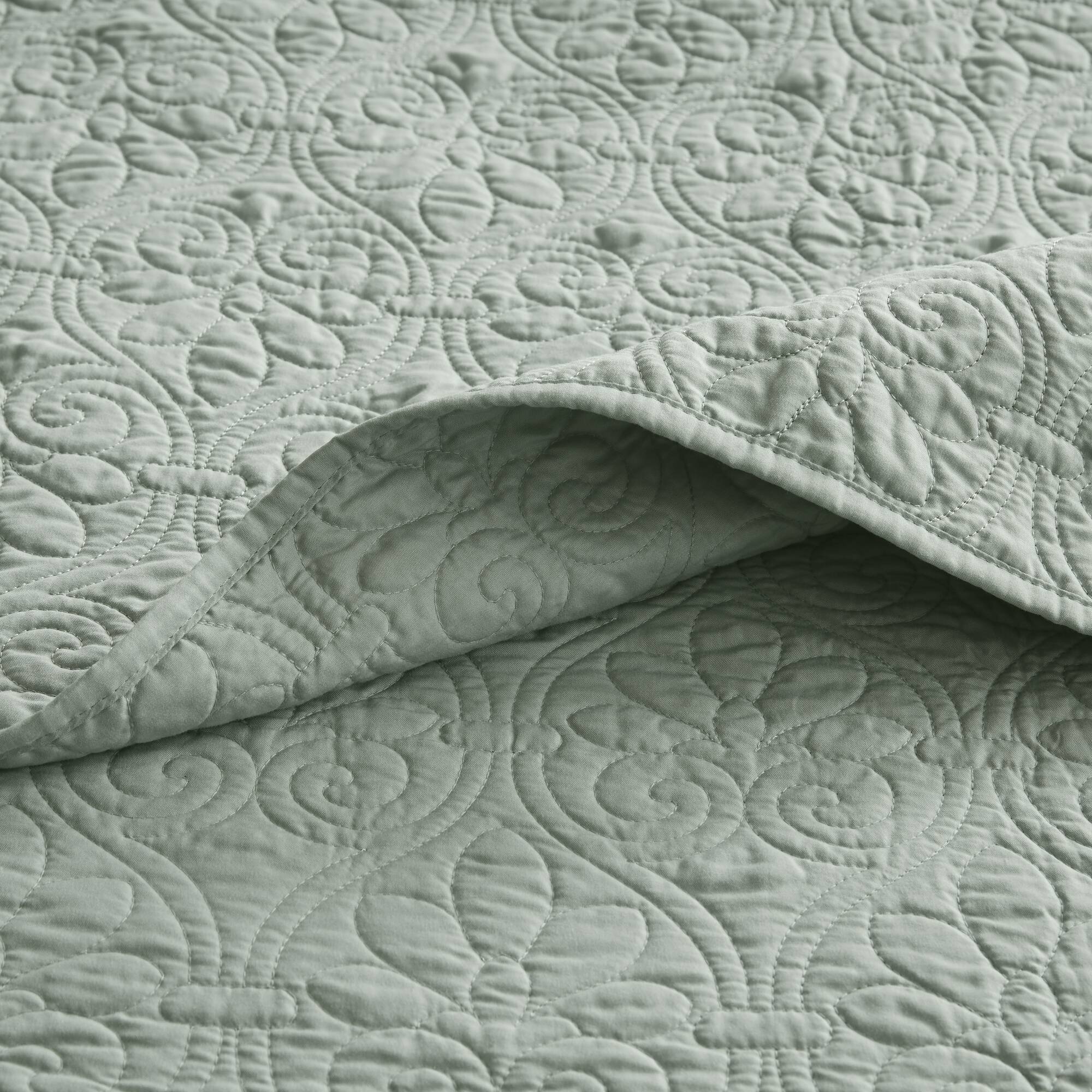 Quebec Reversible Quilt Set