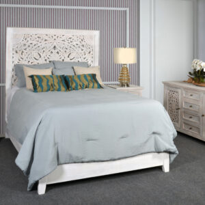 offering a Casual transitional styling that is also a perfect match for Coastal or Farmhouse trends. It is hand made in solid wood. The finishing is a painted white wash offering a light and bright Palette. Bed offered is King Size. Also available in Queen size